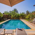Villa Kayakoey'de Oezel Havuzlu Muhafazakar Kaya