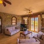 Kayakoey'de Oezel Havuzlu Muhafazakar Kaya Villa Fethiye