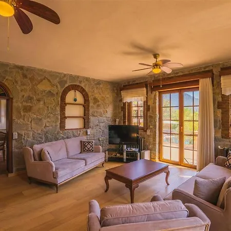 Kayakoey'de Oezel Havuzlu Muhafazakar Kaya Villa Fethiye